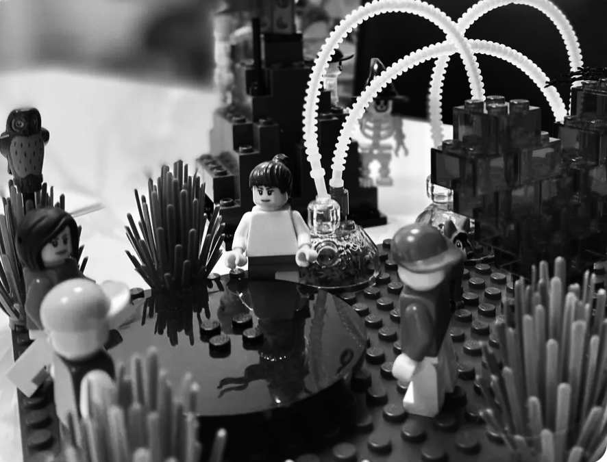 Gebaute Landschaft aus LEGO mit Figuren und Strukturen