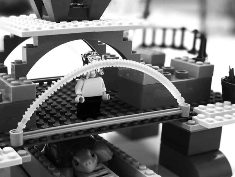 Brücke aus LEGO mit Figur